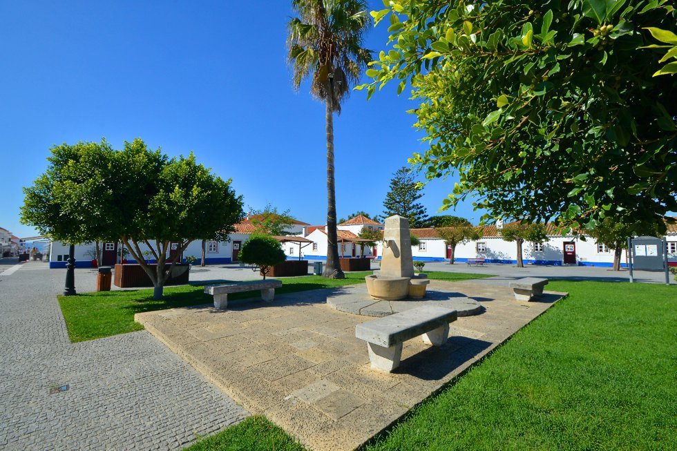07Largo_Marqu_s_de_Pombal_-_Porto_Covo_1_980_2500.jpg