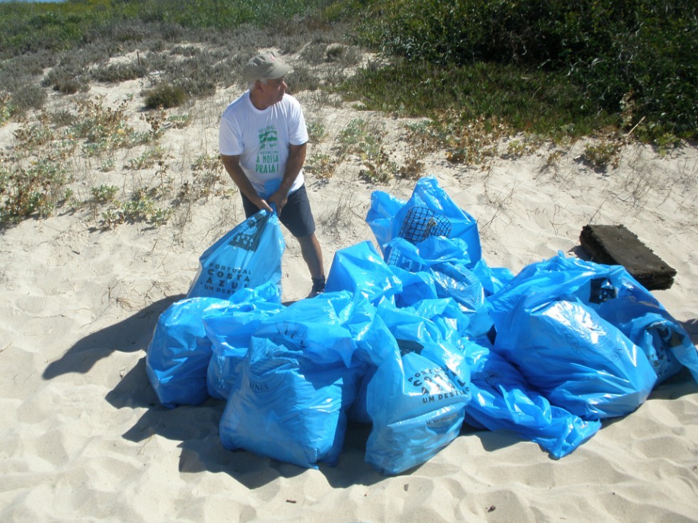limpeza_praias_1_980_2500.jpg