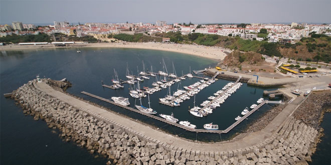 Praia-Vasco-da-Gama-e-Porto-de-Recreio-de-Sines-renovam-Bandeira-Azul.jpg